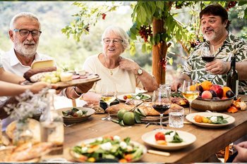 Gut gelaunte Senioren essen mediterrane Kost