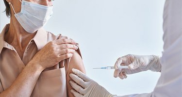 Rund 60 Jahre alte Frau wird geimpft