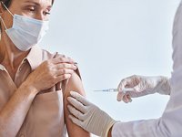 Rund 60 Jahre alte Frau wird geimpft