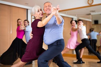 Älteres Paar tanzt Tango in einer Tanzschule