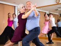 Älteres Paar tanzt Tango in einer Tanzschule