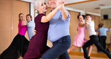 Älteres Paar tanzt Tango in einer Tanzschule